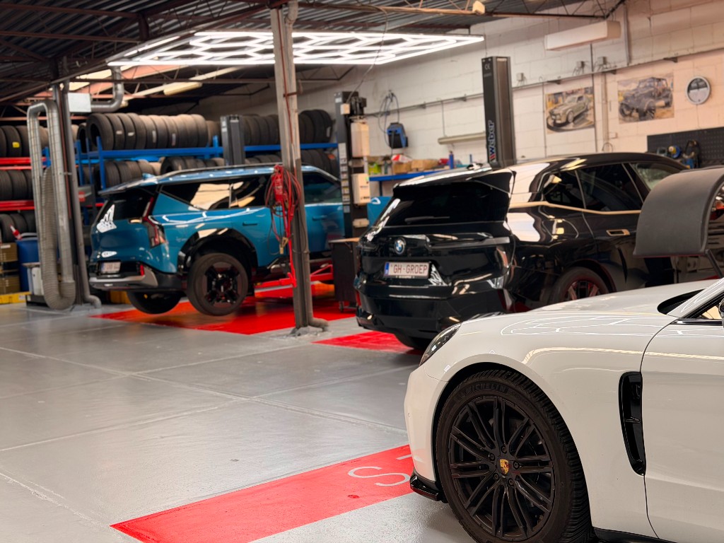 Werkzones en bandenrekken in de garage