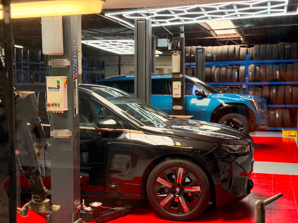Brugliften in de werkplaats van Garage SAM