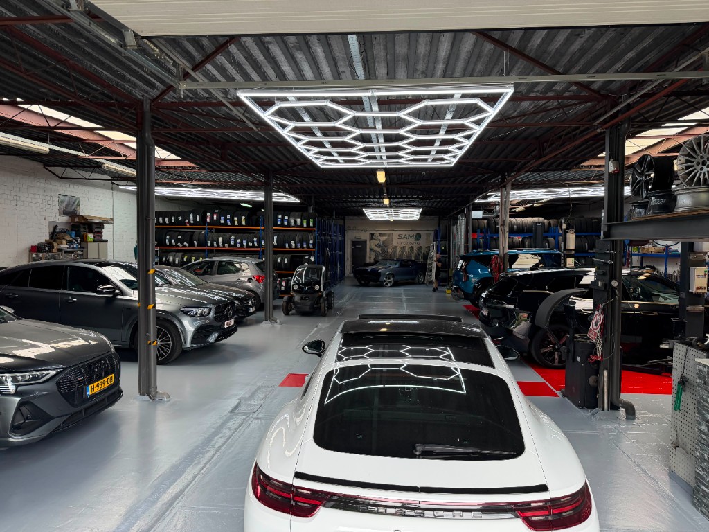 Overzicht van de werkplaats van Garage SAM in Sint-Niklaas
